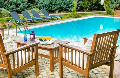 Mikros Gialos Villa | Charming villa w/pretty garden, 5min walk to beach