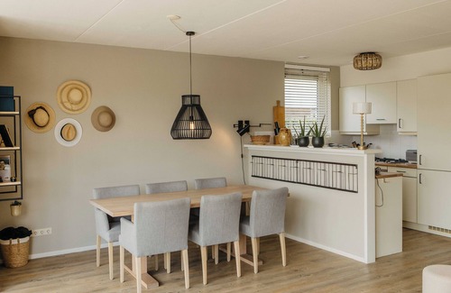 Heeg House | Charming villa with a spacious terrace by the inner harbor