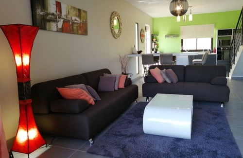 Albion Villa | CHARMING VILLA WITH SWIMMING POOL NEAR THE BEACH
