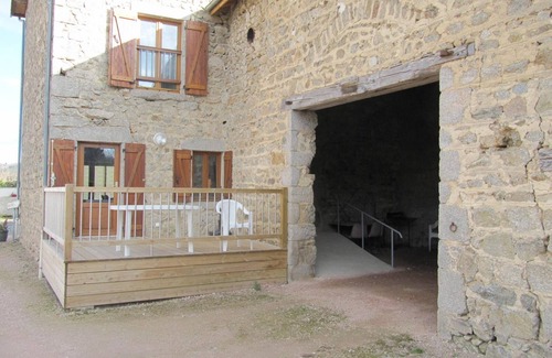 La Guillermie Cottage | Charming Village Retreat: Historic Atelier with Modern Comforts, Garden & Terrace in La Guillermie