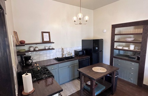 Porterville Apartment | Charming Vintage 1-bedroom apartment with WiFi, AC in lovely Porterville