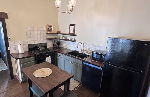 Porterville Apartment | Charming Vintage 1-bedroom apartment with WiFi, AC in lovely Porterville