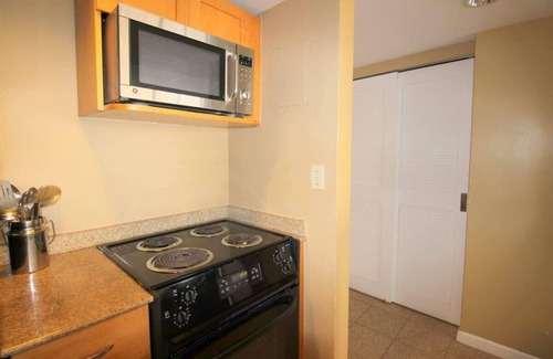 Ala Moana Apartment | Charming Waikiki Condo Steps to Beach and Shops