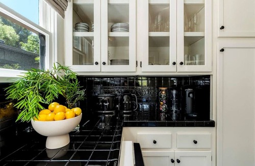 Venice House | Charming Walk Street Home - A Venice Beach Hideaway