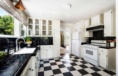 Venice House | Charming Walk Street Home - A Venice Beach Hideaway