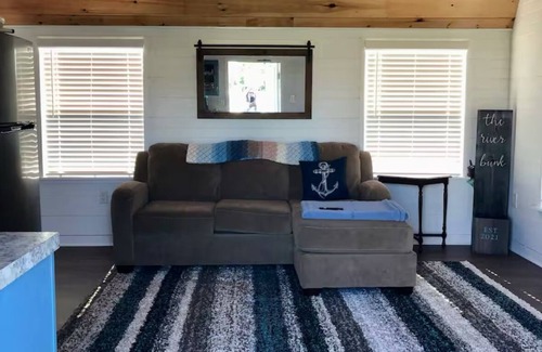 Loretto Cottage | Charming waterfront 1-bedroom cottage in lovely Colonial Beach with WiFi, AC