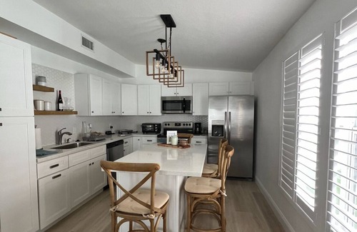 Cross Key Waterways House | Charming Waterfront 2-bed/2 bath/WiFi, AC in very quaint Key Largo neighborhood