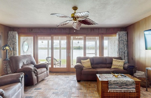 Welaka Condo | Charming waterfront condo with marina access, pool, A/C, WiFi