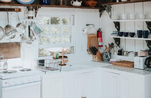 North Truro Cottage | Charming Waterfront Artist Cottage