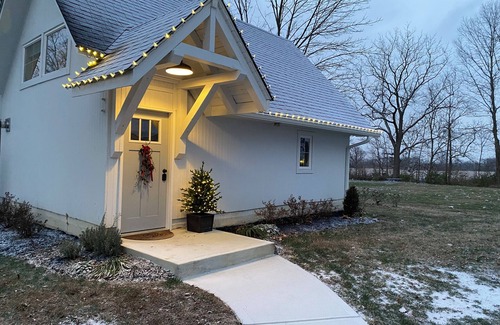 Finly House | Charming White Barn Guesthouse in the country, close to Indianapolis.