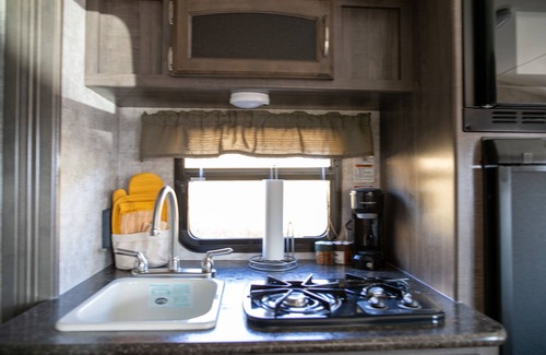 Farmington House | Charming Winnie Drop Trailer with Cozy Private Patio Escape