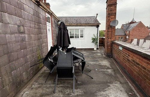 Wolverhampton Apartment | Charming Wolverhampton Apartment With Private Entrance