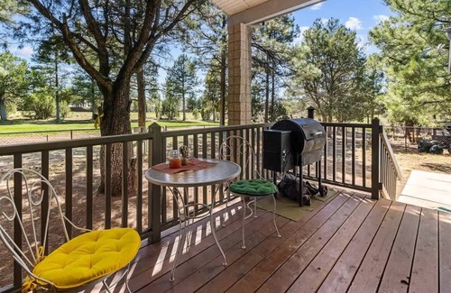 Show Low House | Charming Woodland 3BR Retreat | Sleeps 10