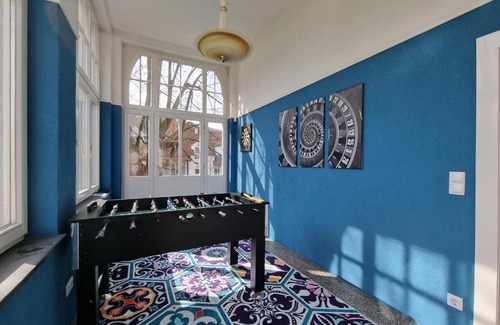 Hamelin Apartment | Charysma - Jugendstil trifft Moderne, Schlafzimmer mit Smart-TV, Tischfussball, Darts, Parkplatz