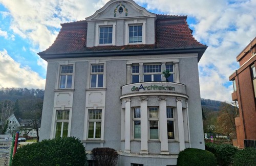 Hamelin Apartment | Charysma - Jugendstil trifft Moderne, Schlafzimmer mit Smart-TV, Tischfussball, Darts, Parkplatz