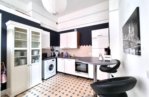 Hamelin Apartment | Charysma - Jugendstil trifft Moderne, Schlafzimmer mit Smart-TV, Tischfussball, Darts, Parkplatz