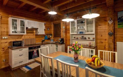 Tatranska Lomnica Ski Chalet | Chata Nikol