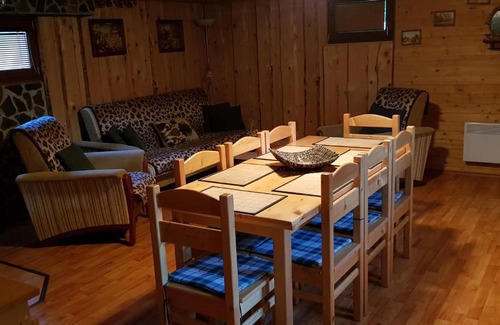 Valaska House | Chata pod skalou