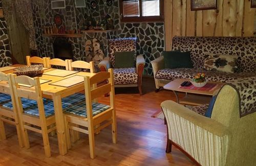 Valaska House | Chata pod skalou