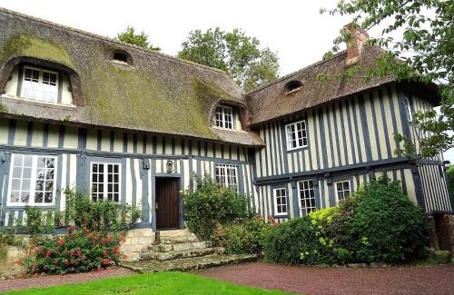 Saint-Pierre-le-Vieux House | Chaumiere Bleue