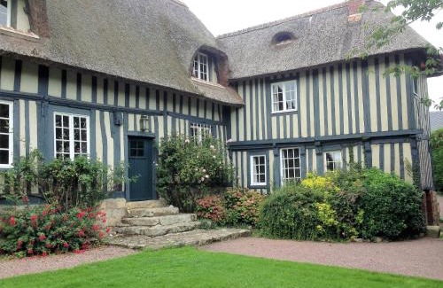 Saint-Pierre-le-Vieux House | Chaumiere Bleue