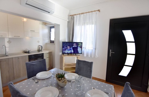 Basanija Apartment | Cheap apartment in Bašanija, two rooms, WiFi, air-conditioned, parking