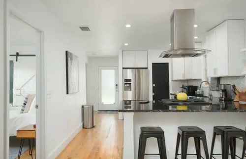 Pleasant Street House | Cheerful 2-BDRM/2.5 Bathroom Home Near DWTN & UF