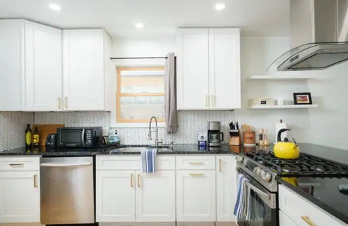 Pleasant Street House | Cheerful 2-BDRM/2.5 Bathroom Home Near DWTN & UF