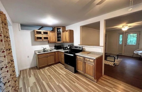 Quinte West House | Cheerful 2-bedroom Waterfront Cottage