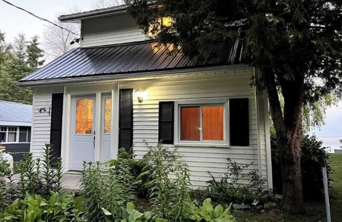 Quinte West House | Cheerful 2-bedroom Waterfront Cottage