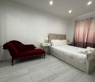 Lacey Green House | Cheerful 2 Bedroom Bungalow fully Furnished