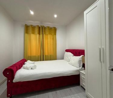Lacey Green House | Cheerful 2 Bedroom Bungalow fully Furnished