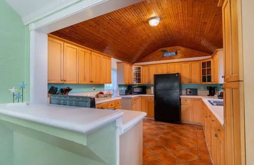 Los Fresnos Cottage | Cheerful 2 Bedroom Cottage with fishing deck!