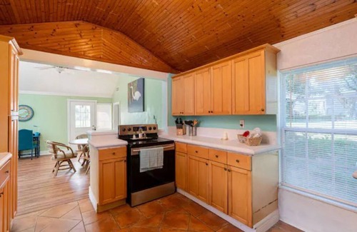 Los Fresnos Cottage | Cheerful 2 Bedroom Cottage with fishing deck!