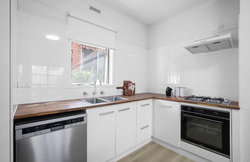 Moonee Ponds Apartment | Cheerful 2-Bedroom Home in Moonee Ponds