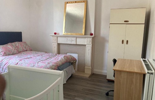 Blackburn Apartment | Cheerful 2 bedroom house with free parking