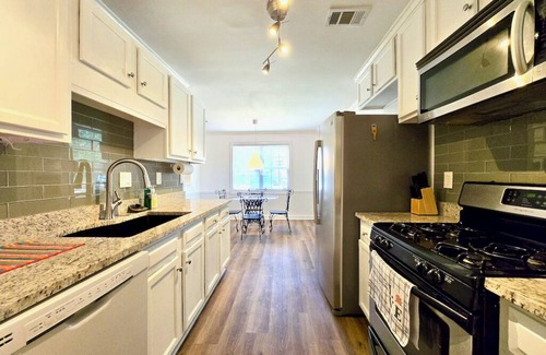 Smyrna House | Cheerful 2-bedroom Townhouse in Smyrna