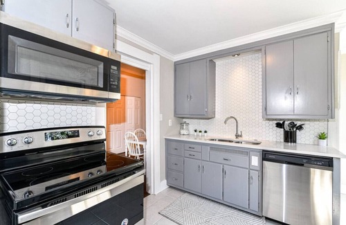 Noblesville House | Cheerful 2-bedroom Cottage in Downtown Noblesville