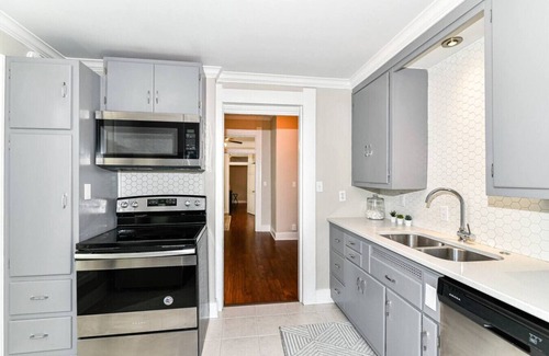 Noblesville House | Cheerful 2-bedroom Cottage in Downtown Noblesville