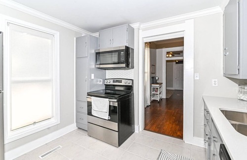 Noblesville House | Cheerful 2-bedroom Cottage in Downtown Noblesville