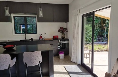 Otatara Villa | Cheerful 2-bedroom villa garden setting near beach