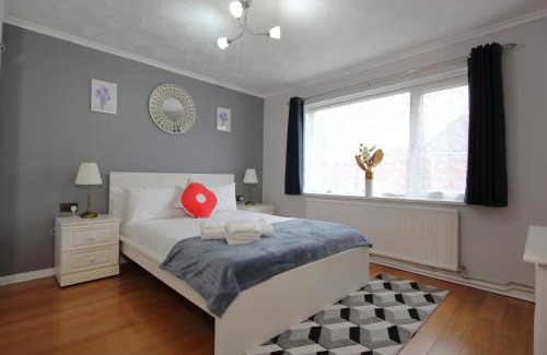 Earley House | Cheerful 3 Bedroom 2 Bathroom Bungalow by CozyNest
