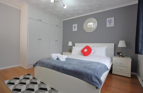 Earley House | Cheerful 3 Bedroom 2 Bathroom Bungalow by CozyNest