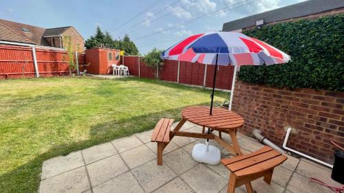 Earley House | Cheerful 3 Bedroom 2 Bathroom Bungalow by CozyNest