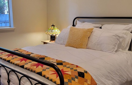 Baxter Cottage | Cheerful 3 Bedroom, 3 Bathroom Mountain Cottage with Game Room