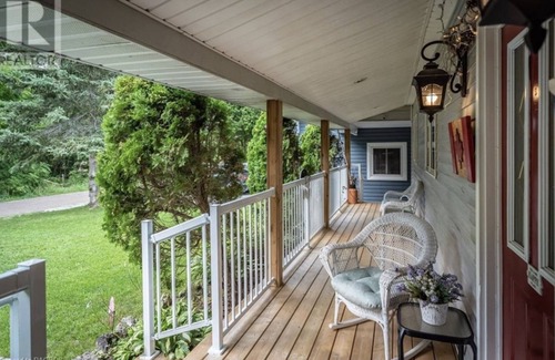 Port Elgin Cottage | Cheerful 3 Bedroom Cottage 2 Minute walk to the Beach on Beautiful Lake Huron