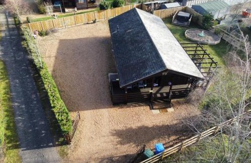 Pentney House | Cheerful 3-bedroom cabin with hot tub