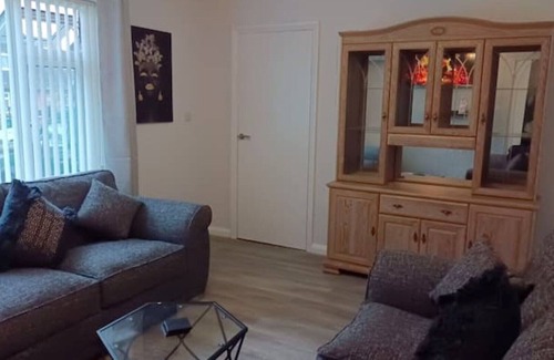 Newark upon Trent House | Cheerful 3 Bedroom Apartment