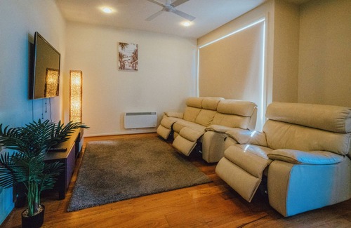 Crace House | Cheerful 3-bedroom home free parking