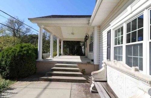 East Point House | Cheerful 3 Bedroom Residential Home